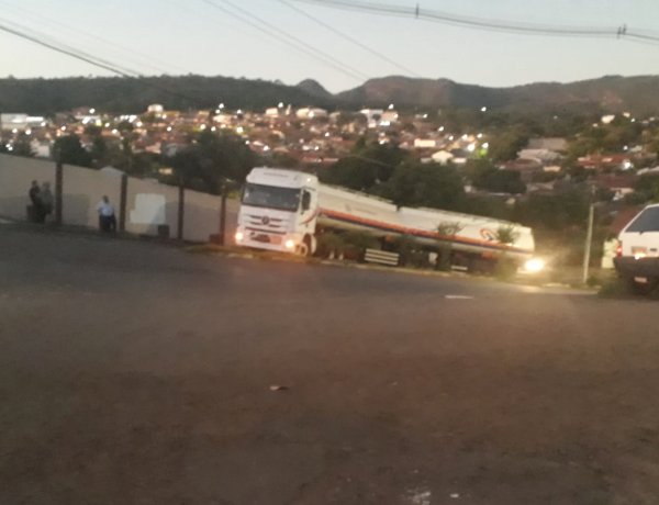 Carreta carregada de combustível não consegue subir a pista dupla do piracema em direção ao ouro fino