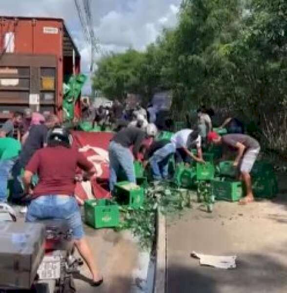 HEINEKEN - Pessoas furtam carga de caminão que tombou.