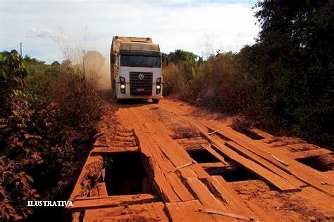 Caminhoneiros se arriscam em pontes precárias entre Cana Brava do Norte e Ribeirão Cascalheira