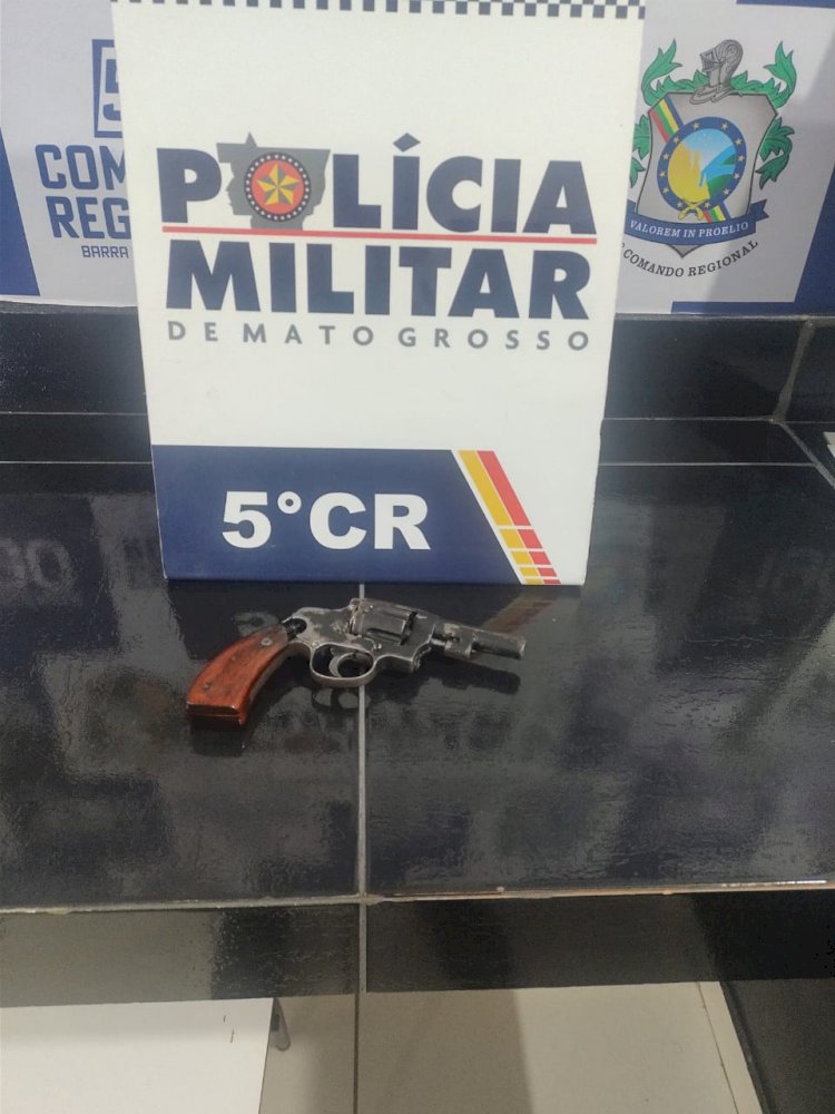 PM APREENDE MENORES POR PORTE ILEGAL DE ARMA DE FOGO. ADOLESCENTES ESTÃO ENVOLVIDOS EM ATO INFRACIONAL  ANÁLOGO AO CRIME DE ROUBO