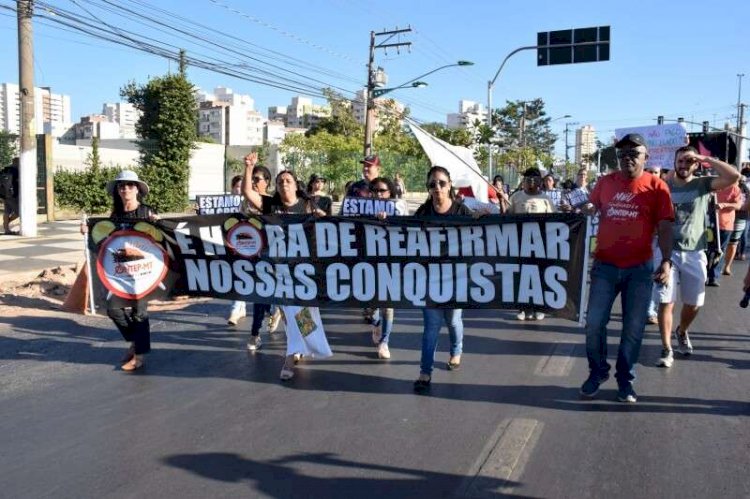 Profissionais da rede estadual de ensino paralizaram atividades nesta sexta, 1º