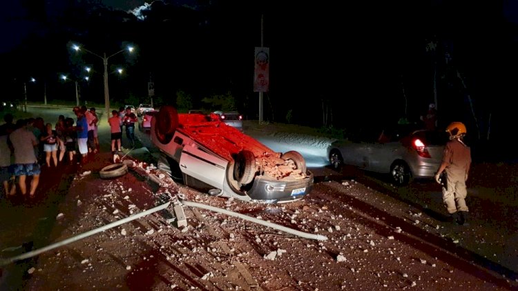 Veículo tomba em curva de avenida em Barra do Garças; jovem de Rondonópolis morre