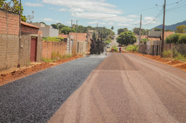 Ruas do bairro Nova Barra recebem obras de pavimentação asfáltica