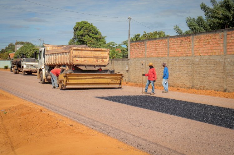 Ruas do bairro Nova Barra recebem obras de pavimentação asfáltica