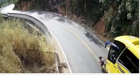 Motociclista é atingindo por ônibus após invadir pista contrária no Portão do Inferno