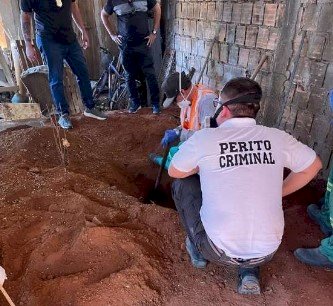 Homem é preso por matar e enterrar mulher em cova no fundo do quintal