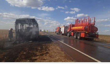 Ônibus com professores e alunos pega fogo e fica totalmente destruído