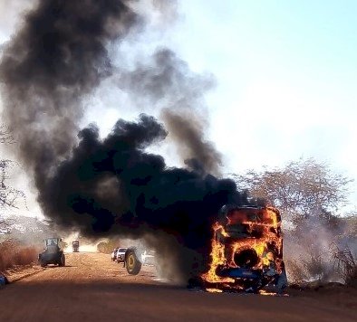 Ônibus fica totalmente destruído após ser consumido por incêndio no Araguaia