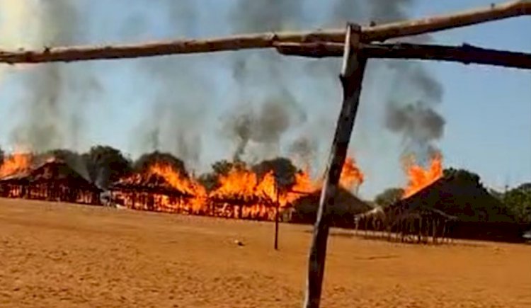 Conflito entre indígenas resulta em incêndio e destrói casas na aldeia em Ribeirão Cascalheira