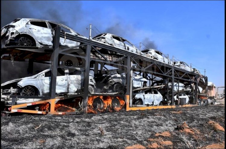 Carreta cegonha carregada com 11 veículos pega fogo e carros ficam destruídos