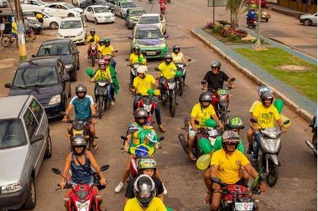 Ricardo Galvão lidera apoiadores de Bolsonaro em adesivaço e carreata em Aragarças.