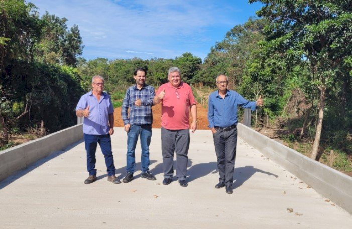 Prefeito Dr. Adilson vistoria andamento das obras no distrito de Indianópolis