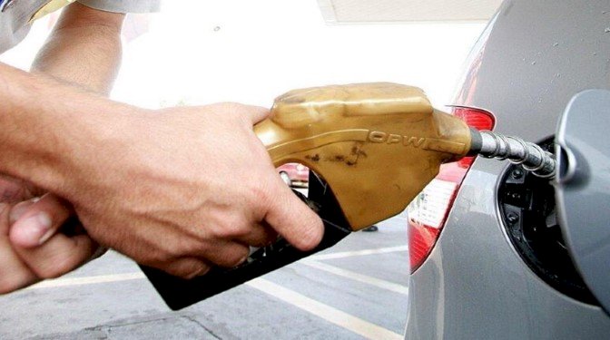 Preço médio da gasolina nos postos do país varia até 25,6% em um ano