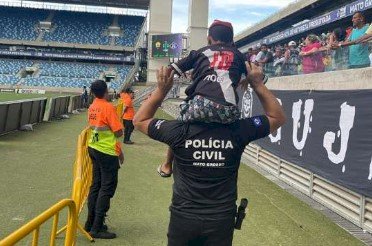 Pai abandona o filho durante partida de futebol na Arena Pantanal