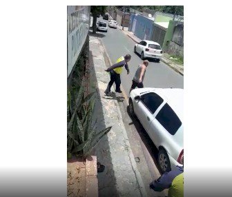 Amarelinho chama atenção de condutor na contramão e quase é esfaqueado; veja vídeo