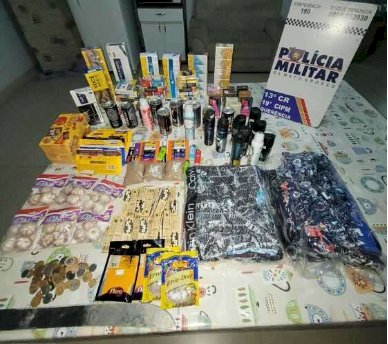 Polícia prende dupla suspeita de invadir e furtar mais de 140 produtos de supermercado