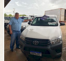 Em Cuiabá, prefeito Dr. Adilson recebe duas camionetes novas para agricultura familiar de Barra do Garças