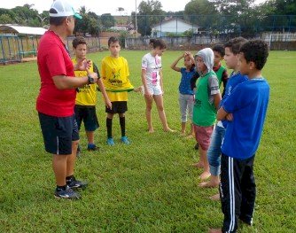 Prefeitura de Barra do Garças oferece aulas gratuitas de futebol no bairro Vila Maria