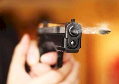 Esposa reage a agressões, atira e mata o marido com a arma dele