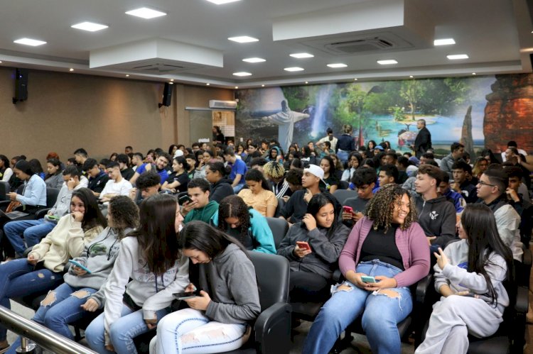 Estudantes lotam plenário da Câmara Municipal na abertura da semana do primeiro emprego