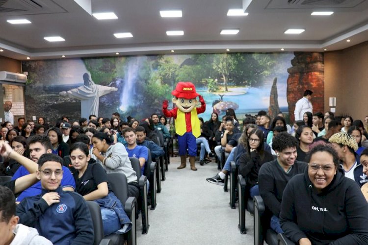 Estudantes lotam plenário da Câmara Municipal na abertura da semana do primeiro emprego