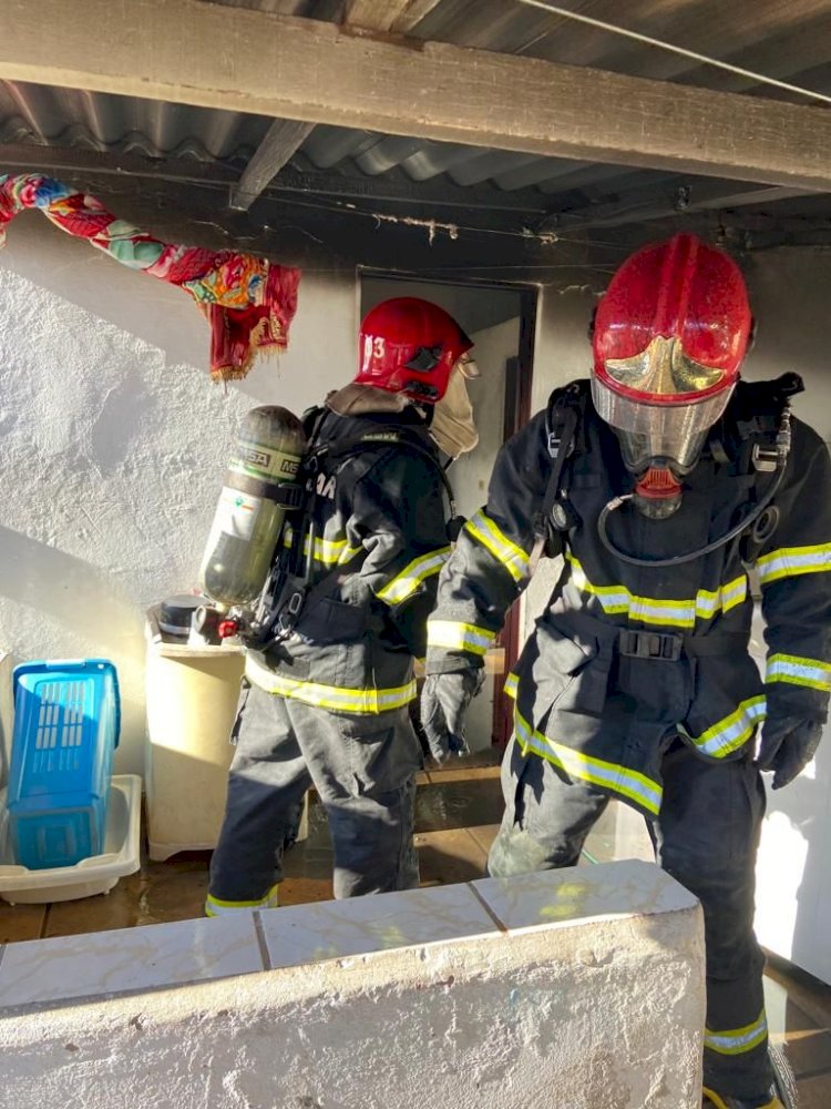 INCÊNDIO EM RESIDÊNCIA NO BAIRRO SANTO ANTONIO