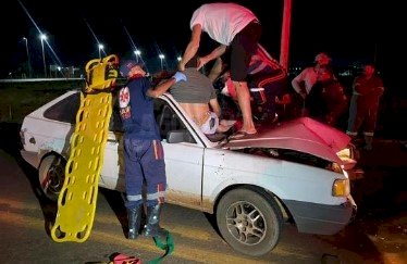 Motociclista termina preso em para-brisa após ser atingido por motorista bêbado