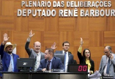 Com apenas 2 votos contrários, deputados aprovam PL para criar escolas cívico-militares em MT