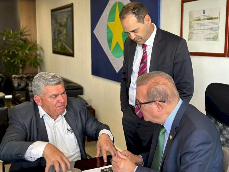 Em Brasília, Dr. Adilson se reúne com o senador Wellington Fagundes e o ministro Renan Filho para discutir a finalização do Anel Viário