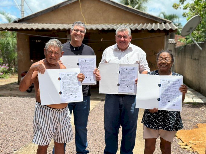 Regulariza Barra: “Agora a casa é minha”, diz moradora do Zeca Ribeiro ao receber escritura definitiva de sua casa