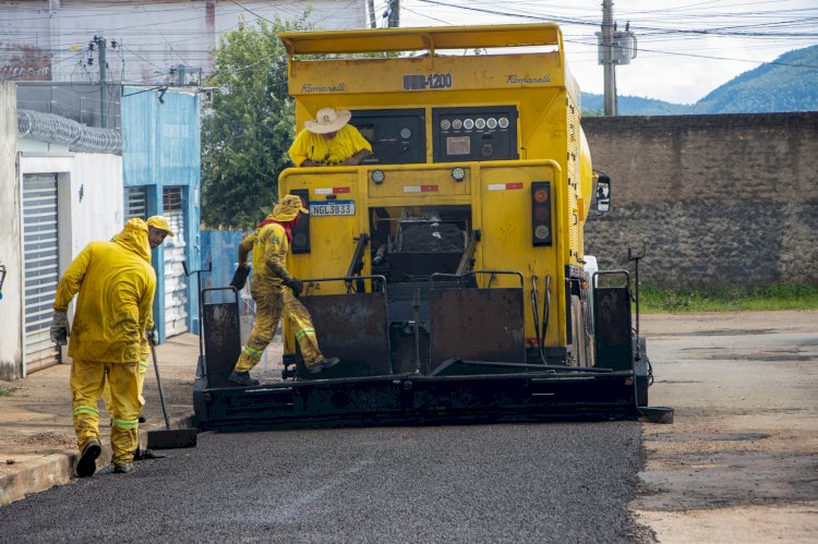 Obras de recapeamento em Aragarças está a todo vapor: “vamos mudar a cara dos bairros de Aragarças”, disse Galvão