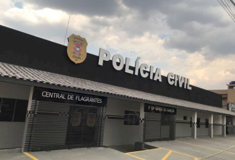 Polícia Civil prende homem em flagrante após ele seguir vítima até delegacia para agredi-la