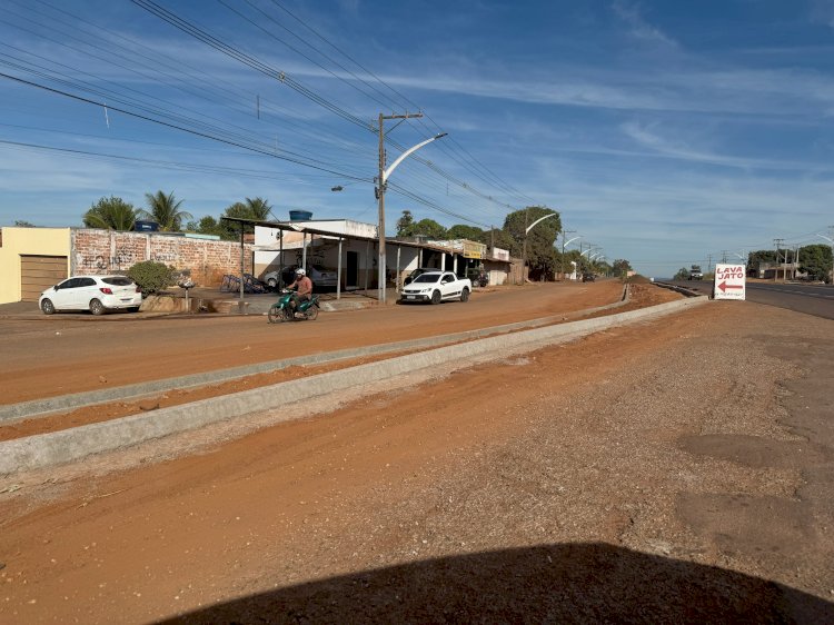 Prefeitura faz alargamento da pista de via paralela à BR-070, no bairro São José