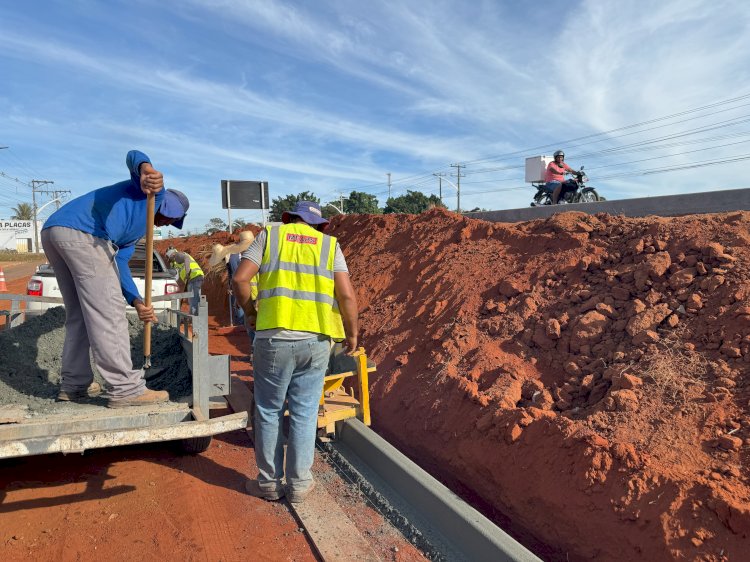 Prefeitura faz alargamento da pista de via paralela à BR-070, no bairro São José