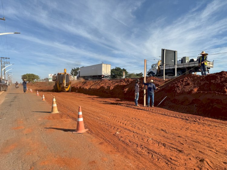 Prefeitura faz alargamento da pista de via paralela à BR-070, no bairro São José