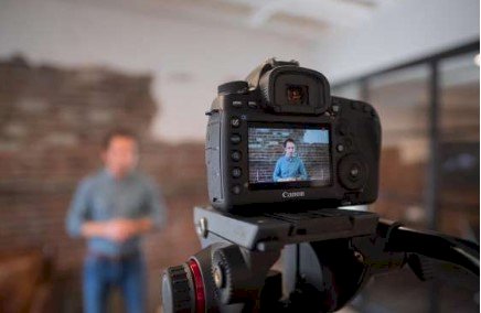 Faculdade demite professor de Direito, continua usando videoaulas e acaba condenada