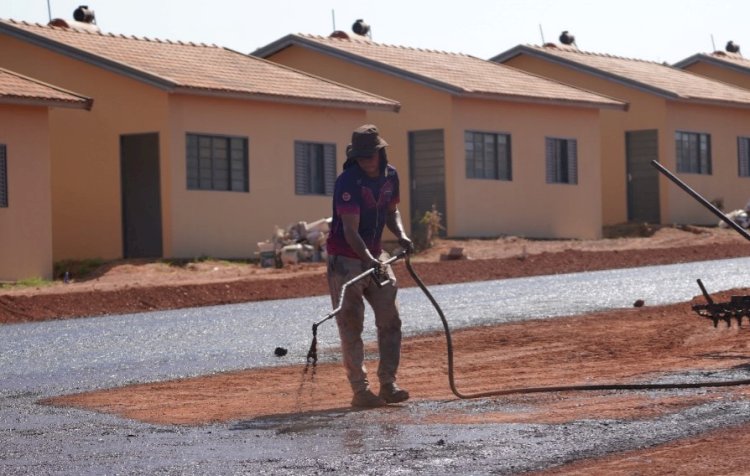 Construtora inicia pavimentação asfáltica em vias de Residencial Carvalho