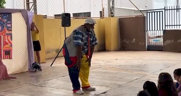 O prefeito Ricardo Galvão prestigia apresentação na Escola Laurita Martins.