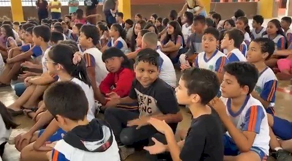 O prefeito Ricardo Galvão prestigia apresentação na Escola Laurita Martins.