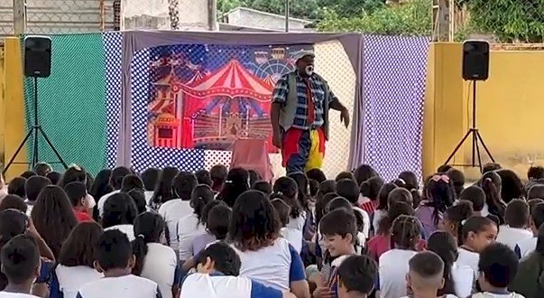 O prefeito Ricardo Galvão prestigia apresentação na Escola Laurita Martins.