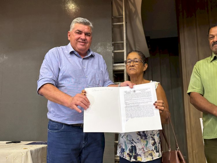 “Estou muito feliz, agora ninguém me tira de lá”, diz moradora ao receber a escritura de sua casa