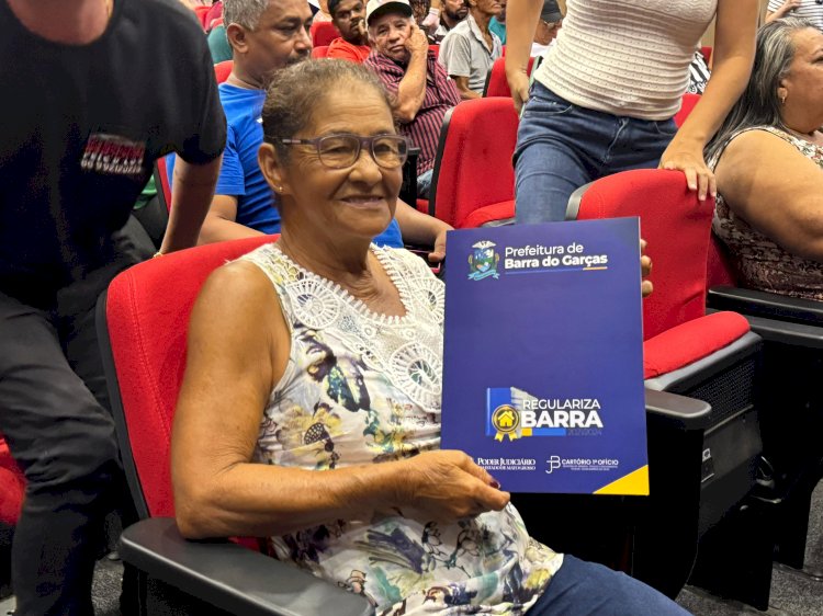 “Estou muito feliz, agora ninguém me tira de lá”, diz moradora ao receber a escritura de sua casa