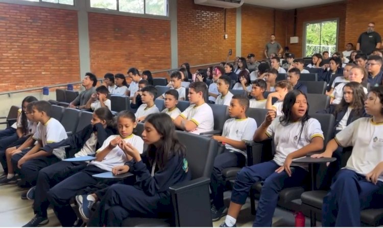 Palestra e apresentação cultural no CEJA abordam a prevenção ao uso de drogas.